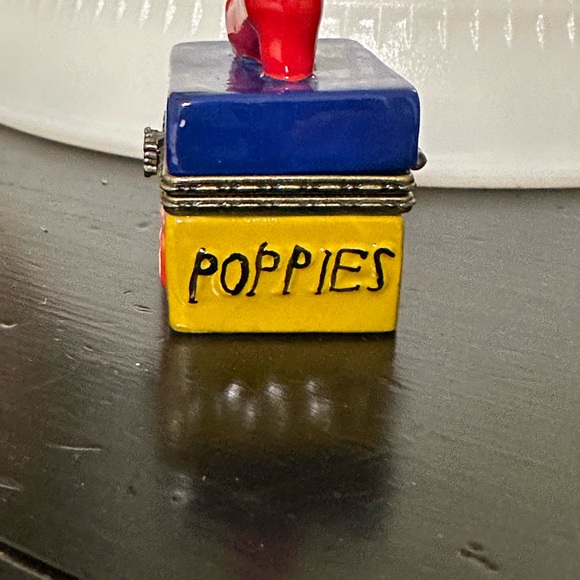 Ruby Red Slippers Trinket Box from “The Wizard of Oz” - Picture 4 of 6